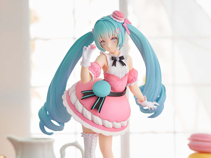 FURYU Vocaloid SweetSweets Series Hatsune Miku (Macaroon) Figure