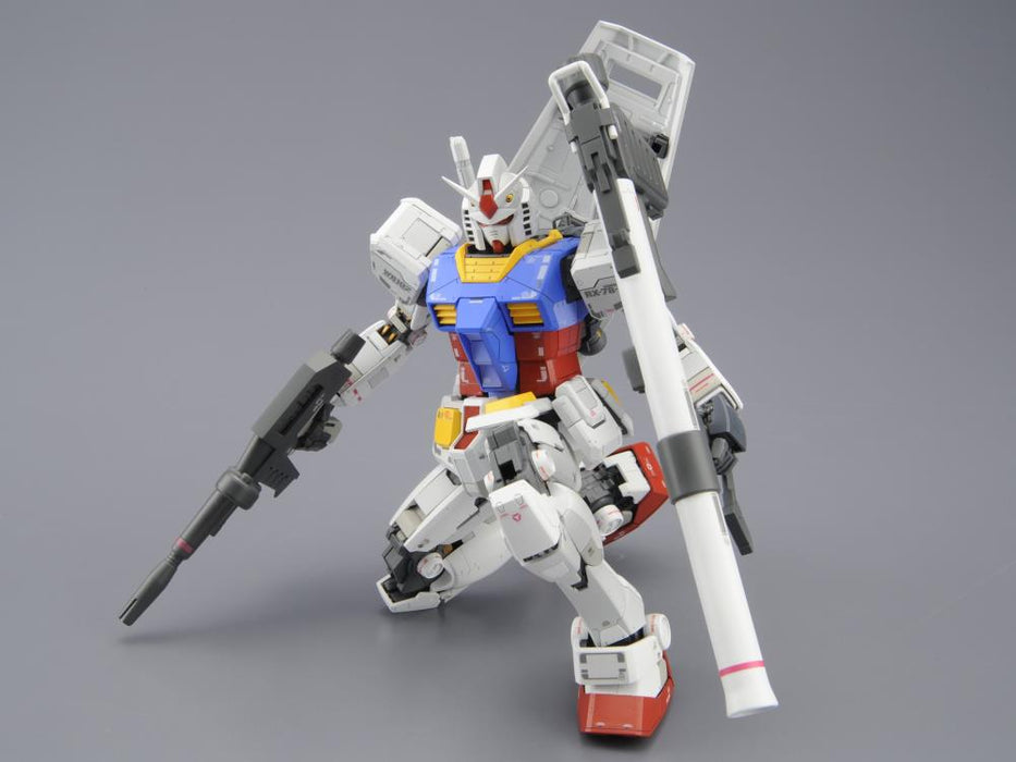 BANDAI Gundam MG 1/100 RX-78-2 Gundam Ver. 3.0 Model Kit