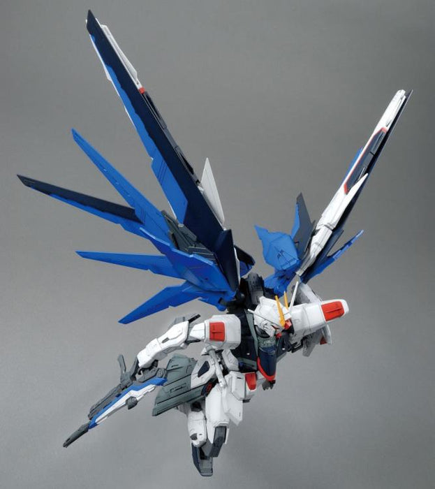 BANDAI Gundam MG 1/100 Freedom Gundam 2.0 Model Kit