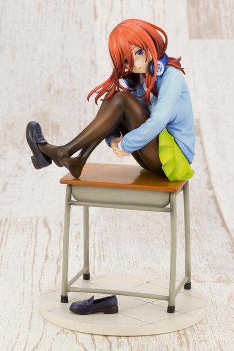 Kotobukiya The Quintessential Quintuplets Miku Nakano 1/8 Scale Figure