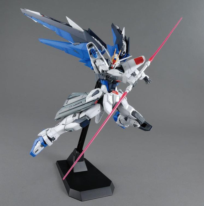 BANDAI Gundam MG 1/100 Freedom Gundam 2.0 Model Kit