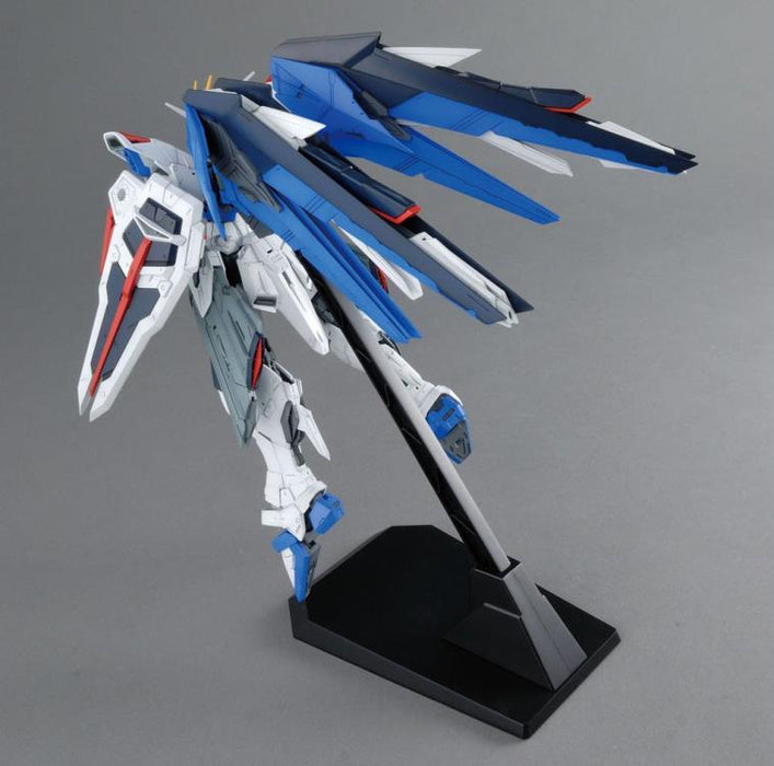 BANDAI Gundam MG 1/100 Freedom Gundam 2.0 Model Kit